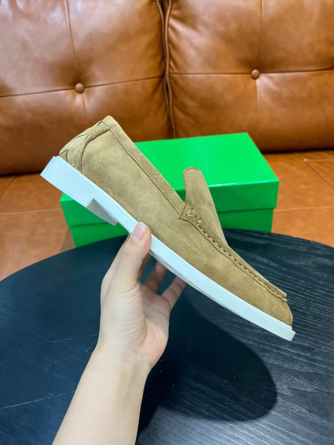 [BV] Top P: 780💰 Size: Male 39-44 (38.45 non-refundable) Bottega Veneta 2025 autumn and winter counter synchronization style. Bottega Veneta BV's new driving shoes have a slip-on design with suede upper, BV's unique weaving design on the heel, and a weaving pattern on the outsole.